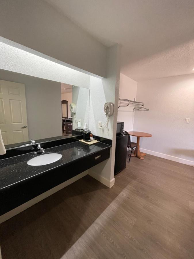 Western Inn West Columbia エクステリア 写真